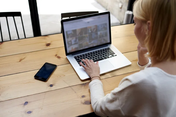 Femme freelance assis ordinateur portable avant — Photo