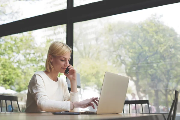 Female freelancer working busy on net-book — Stock Photo, Image