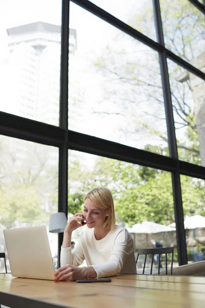 Femme travaillant sur ordinateur portable dans un café — Photo