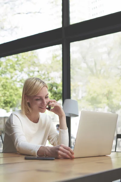 Mulher trabalhando em notebook no café — Fotografia de Stock