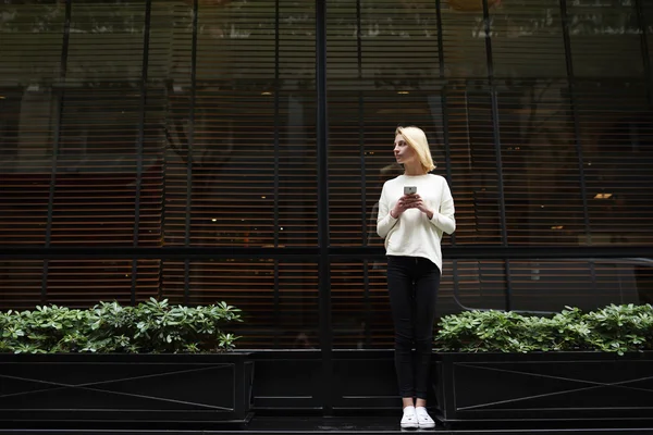 En kvinnelig hipster har en samtale på telefonen. – stockfoto