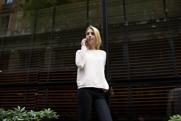 Mujer hablar en el teléfono inteligente de pie al aire libre — Foto de Stock