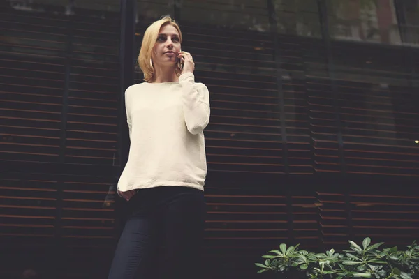 Mujer hablar en el teléfono inteligente de pie al aire libre — Foto de Stock