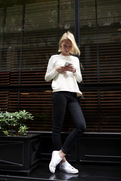 Girl chat or talk on her mobile phone — Stock Photo, Image