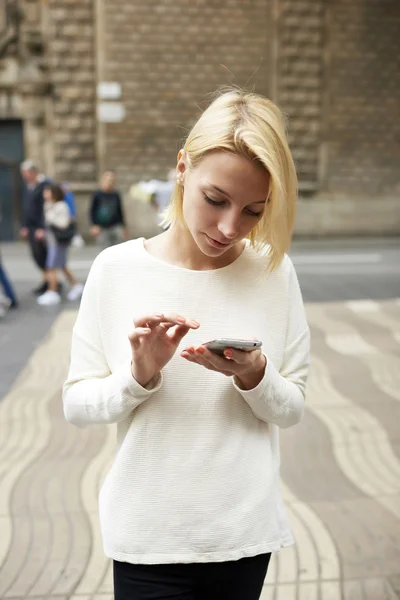 Woman sending text message — Stock Photo, Image