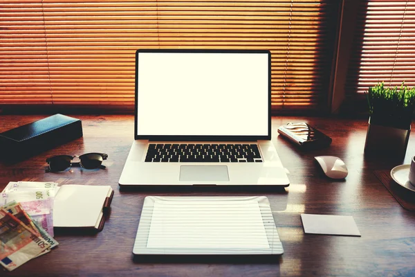 Espaço de trabalho com computador portátil e tablet digital — Fotografia de Stock