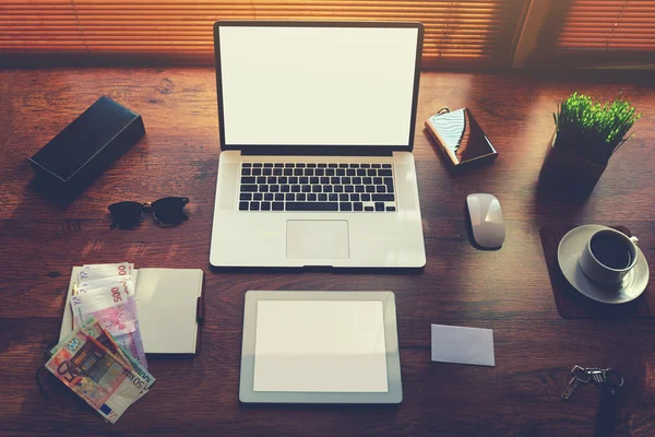 Mesa de hombre de negocios moderno con accesorios de estilo —  Fotos de Stock