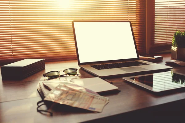 Mesa de empreendedor de sucesso com acessórios de estilo — Fotografia de Stock