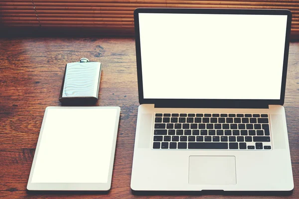 Espaço de trabalho com computador portátil e tablet digital — Fotografia de Stock