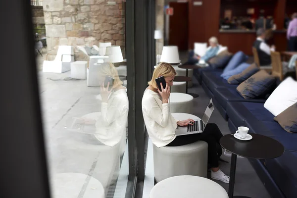 Freelancer trabajando a distancia en la cafetería Imagen De Stock