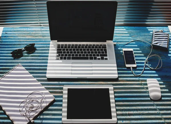 Bureau élégant moderne, sur la table est un ordinateur portable, tablette et téléphone mobile — Photo