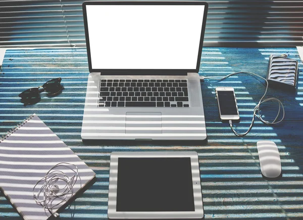 Empty notepad and headphones, modern freelance workspace — Stock Photo, Image