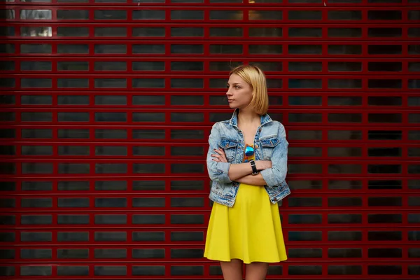 Attraente giovane donna in piedi su sfondo spazio copia vuota per il tuo messaggio di testo o contenuto — Foto Stock