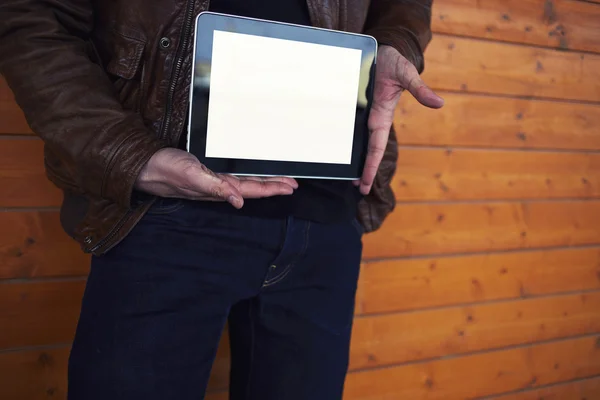 Mies opiskelija tilalla touch pad tyhjä malli näyttö — kuvapankkivalokuva
