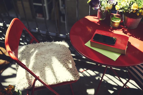 Masă de terasă cu carte și telefon mobil la o zi frumoasă însorită — Fotografie, imagine de stoc