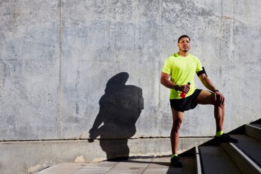 runner in bright t-shirt resting
