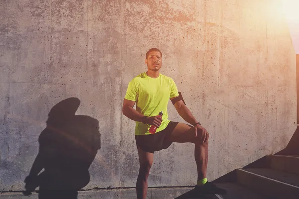 Erkek koşucu eğitimden sonra dinlenme — Stok fotoğraf