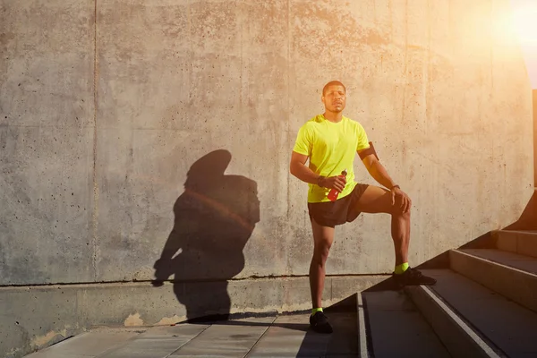 Jogger tomando descanso con agua fría — Foto de Stock