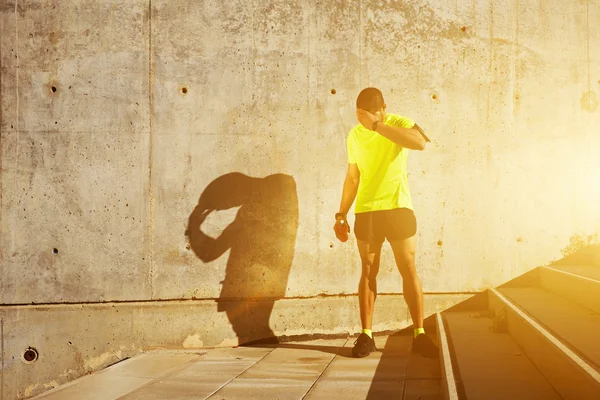 Build man resting after jogging — Stok fotoğraf
