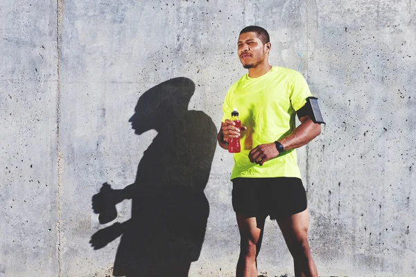 Läufer mit muskulösem Körper im Trainingsanzug entspannt — Stockfoto