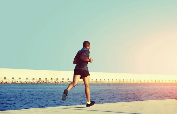 Läufer mit muskulösem Körper joggen — Stockfoto