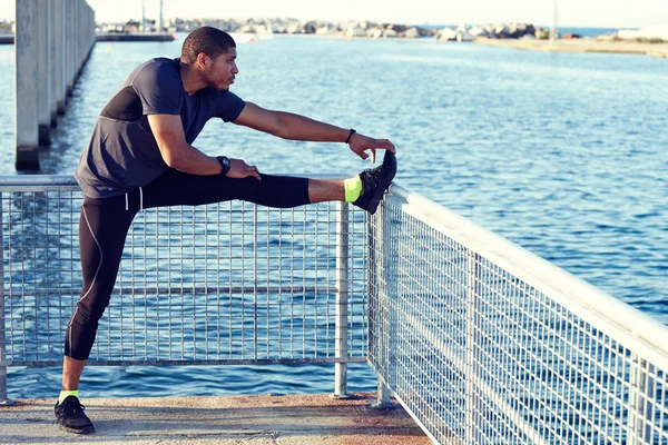 Mannelijke jogger stretching oefening doen — Stockfoto