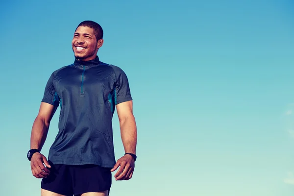 Retrato de medio cuerpo del atleta sonriente — Foto de Stock