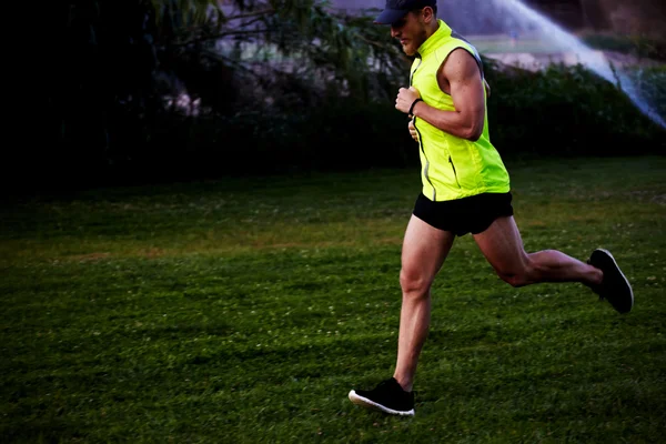 Hombre atleta corriendo al aire libre —  Fotos de Stock