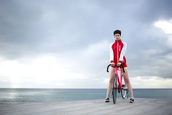 Glamour hipster ragazza con la sua bicicletta — Foto Stock