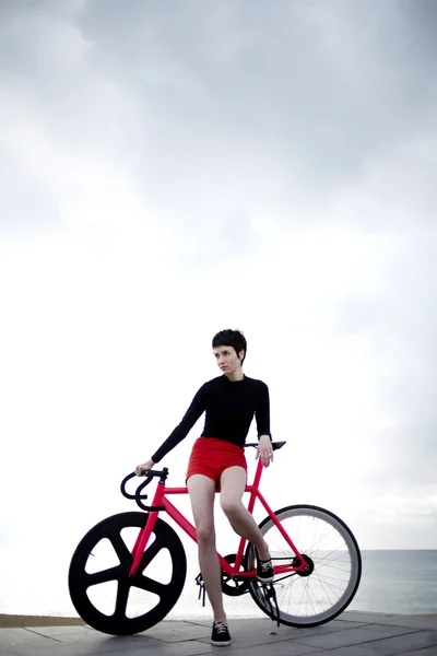 Женщина наслаждается отдыхом после езды на велосипеде — стоковое фото