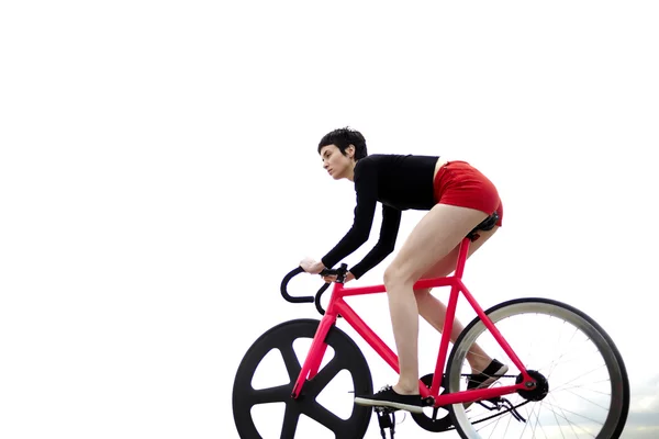 Женщина наслаждается езда на велосипеде на открытом воздухе — стоковое фото