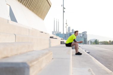 Parlak spor genç erkek atlet