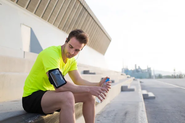 Atleta masculino con hermosa construcción deportiva — Foto de Stock