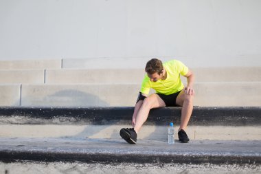 Erkek atlet sabah kumsalda için hazırlanıyor