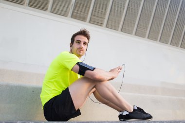 Yakışıklı jogger onun smartphone kullanarak