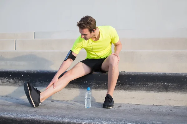 Joven atleta masculino haciendo ejercicios — Foto de Stock