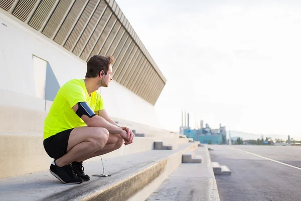 Atleta masculino preparándose para correr por la mañana — Foto de Stock