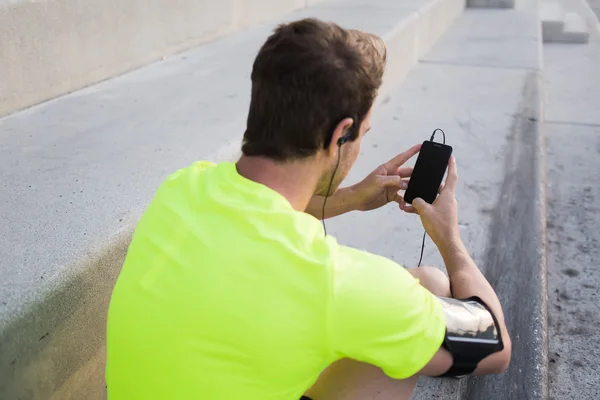 Homem segurando smartphone — Fotografia de Stock