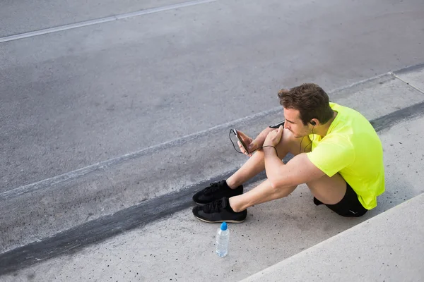 Tired jogger viewing web pages — Stock Photo, Image