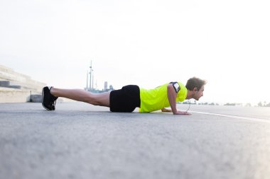Amaca hizmet edecek adam egzersizleri yapıyor