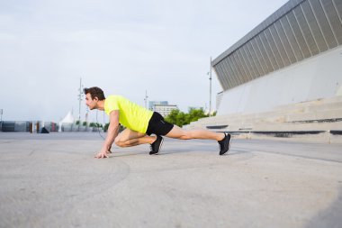 yoğun fitness eğitim yaparken runner