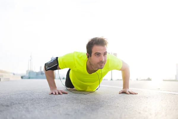 Handsome sportsman doing push-ups — Stock Photo, Image