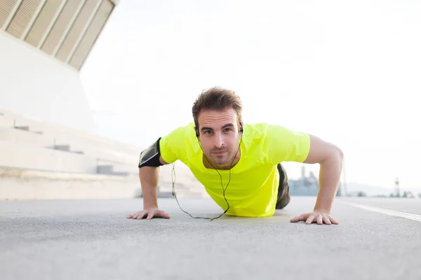 Desportista fazendo treinamento de fitness intensivo — Fotografia de Stock