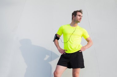Genç sporcunun parlak t-shirt