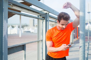 erkek atlet onun smartphone kullanarak