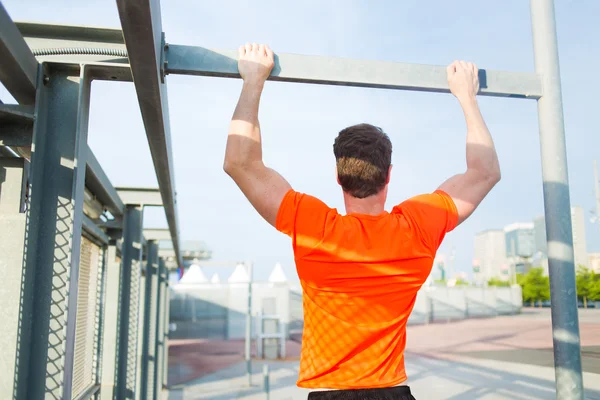 Young man doing exercises — Stock Photo, Image