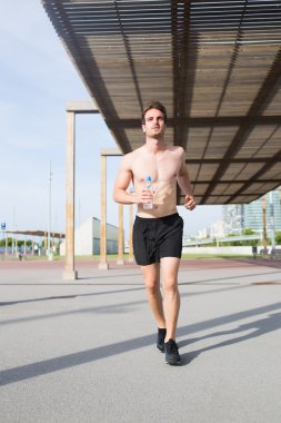 Erkek atlet egzersizleri yapıyor