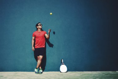 Genç sporcunun savurma tenis topu