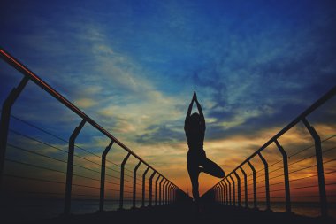 Bir kadın meşgul yoga silüeti