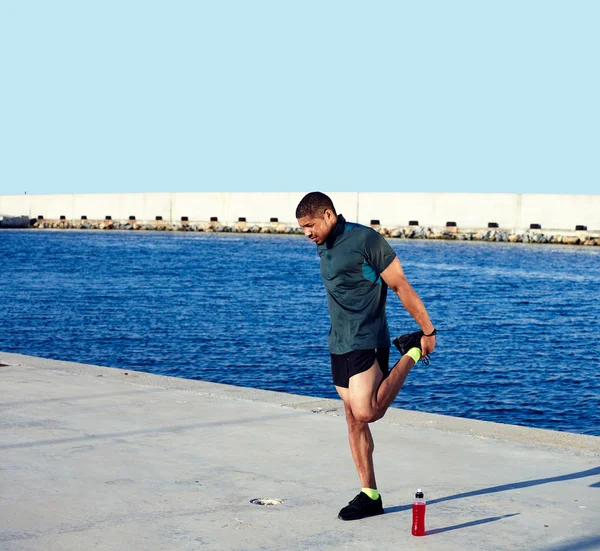 Male runner doing exercises — Stock Photo, Image